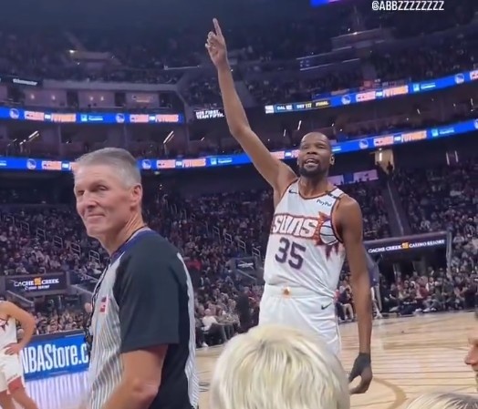  佩頓：兄弟你要上天？KD：你跟我這么大的時候已經(jīng)是球隊第8人了