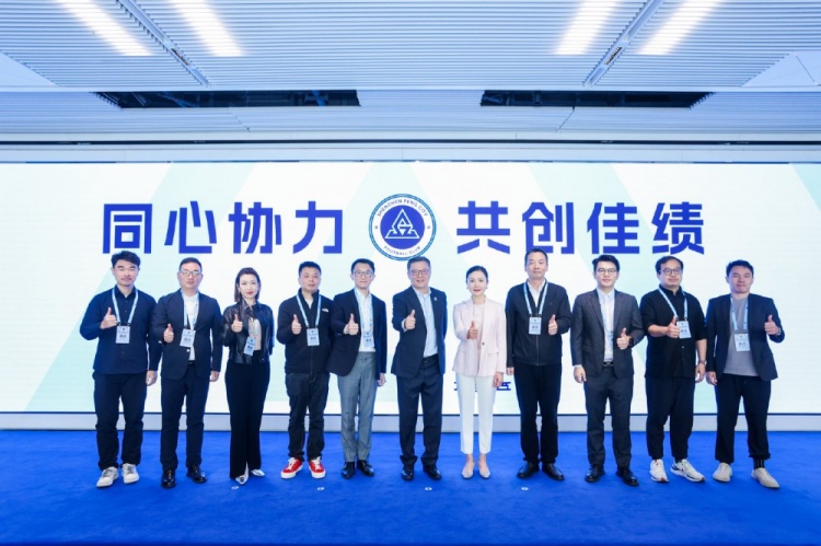  足球報：10家企業(yè)捧場新賽季出征儀式，深圳新鵬城進一步做強做優(yōu)