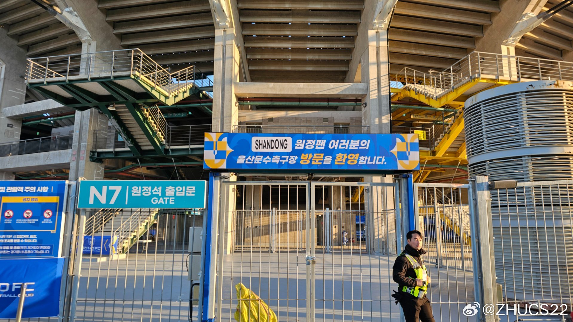  博主：蔚山現(xiàn)場工作人員、轉(zhuǎn)播車、安保在準備撤場，場外一片安靜