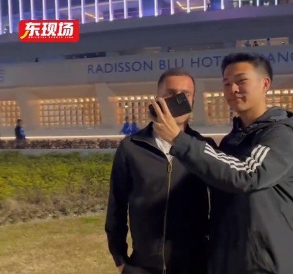  塞爾吉尼奧現(xiàn)身上海八萬人體育場，并與球迷親切打招呼合影