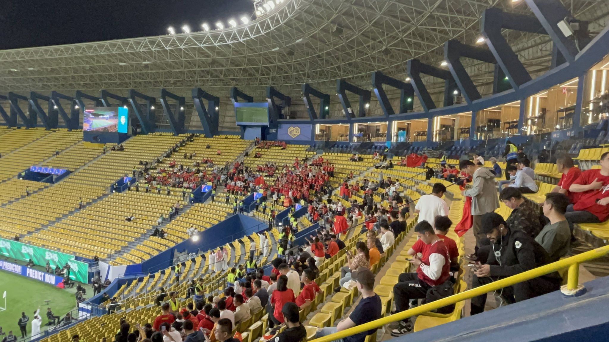  球票已售罄！中國球迷已經(jīng)入場，坐在球場上層沙特球迷區(qū)上方