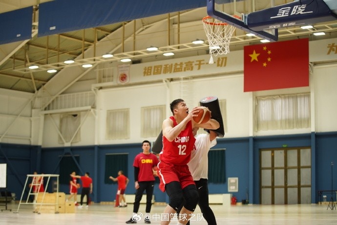  中國籃球之隊(duì)官博：大塊頭 大能量 祝李炎哲25歲生日快樂！