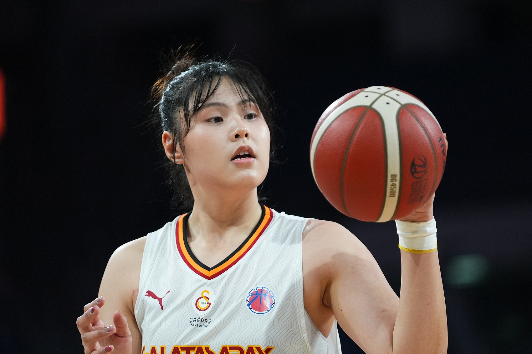  穩(wěn)定高效！李月汝9中6得到18分10板1助2斷1帽 罰球6中6